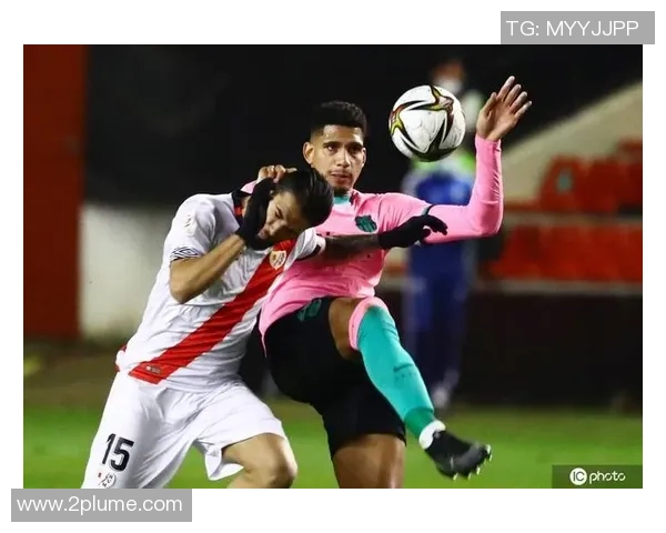 足球明星吊球技巧大揭秘精彩视频分享助你提升球技